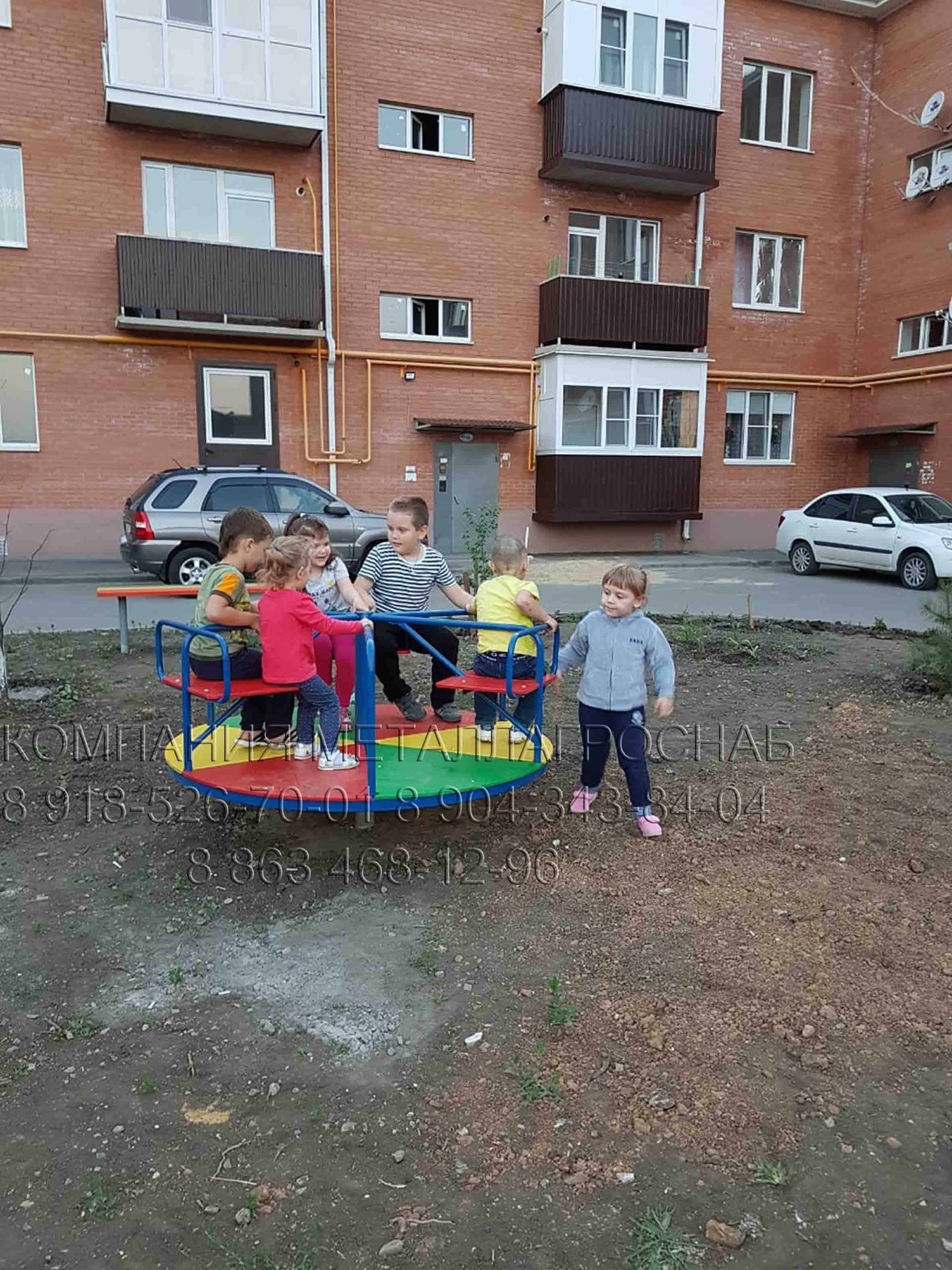 Установка детской шестиместной карусели на детской игровой площадке у покупателя