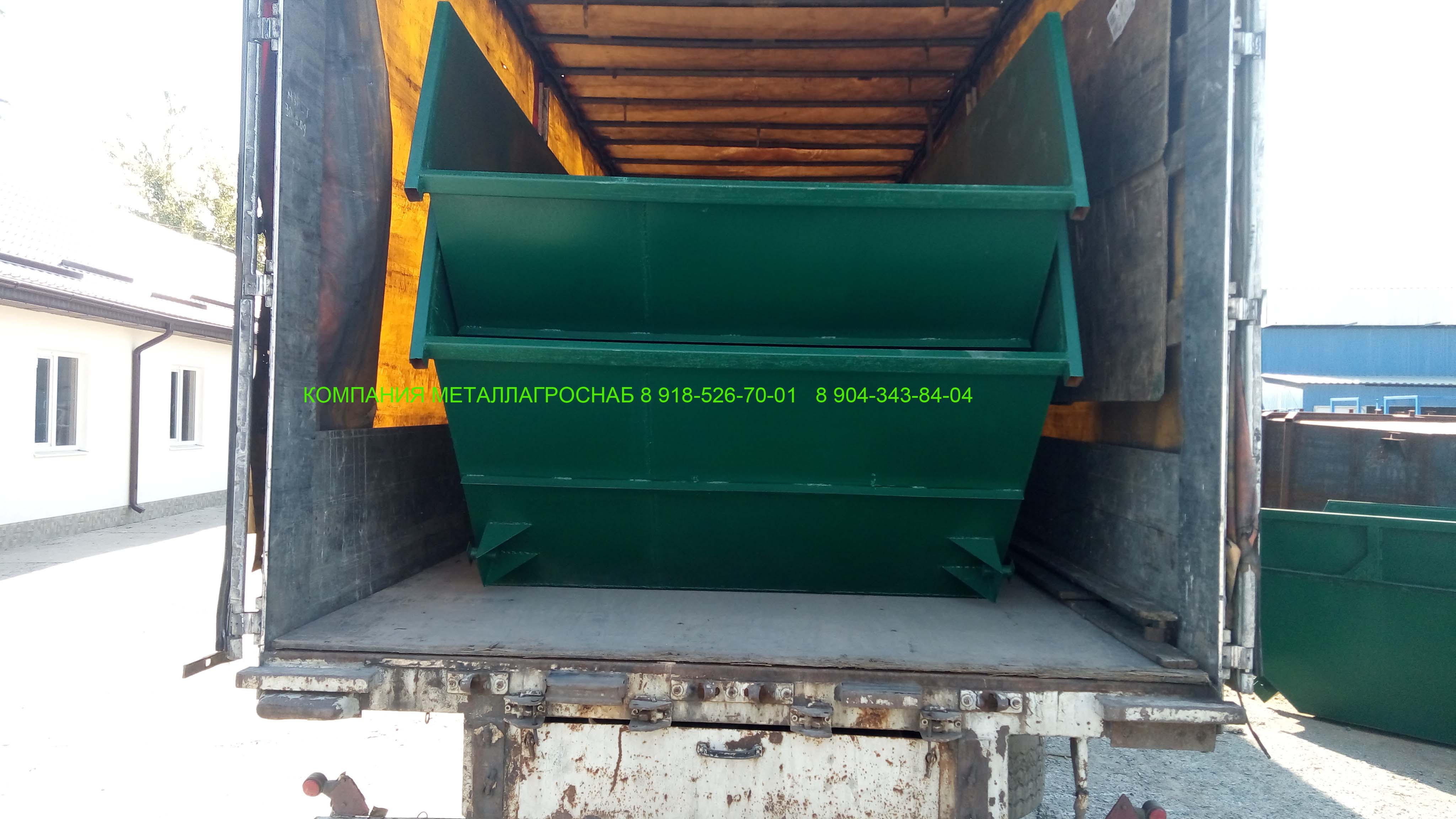 Загрузка бункеров для мусора тбо 8 м3 в грузовую машину для отправки покупателю.