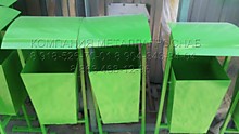 Уличная урна для мусора металлическая с крышкой, цвет зеленый.